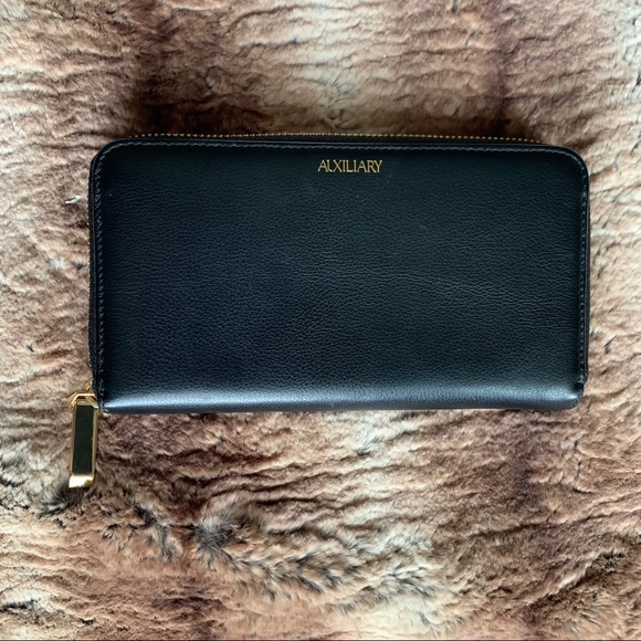 Aritzia Handbags - Aritzia Auxiliary Salm Zip Wallet Black Leather